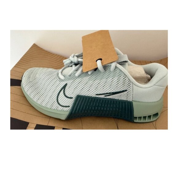 Nike Sneakers Women’s Size 8.5 NIB Vintage Green - Picture 3 of 8